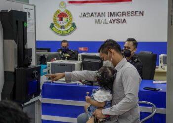 MENJADI kewajipan pemohon pasport fasih bertutur bahasa kebangsaan bagi mengelak timbul syak wasangka. - GAMBAR HIASAN/AMIR KHALID