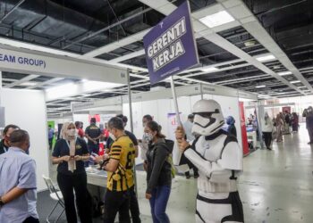 SEMOGA majikan akan lebih terbuka dan tidak memilih pekerja berdasarkan nama dan kedudukan universiti sebaliknya menilai kualiti akademik serta kemahiran tambahan yang graduan miliki.