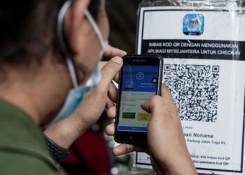 APLIKASI MySejahtera boleh digunakan bagi menyimpan data kesihatan peribadi termasuk indeks jisim badan (BMI). - UTUSAN/FARIZ RUSADIO