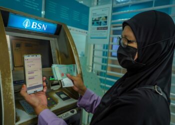 CADANGAN menyalurkan bantuan setiap minggu bertujuan mengelak golongan penerima membuat  pembelian barangan tidak perlu kerana mendapat wang banyak sekali gus. – GAMBAR HIASAN