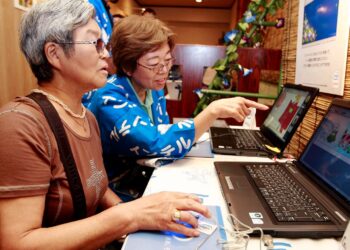 PERLU ada usaha berterusan daripada kerajaan untuk melahirkan warga emas yang celik teknologi maklumat (IT). - GAMBAR HIASAN/AFP