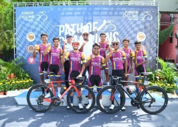 WAN Zikri Afhtar Ishak (belakang, empat dari kiri) merakamkan gambar bersama pasukan berbasikal Perlis dalam saingan Junior Cycling Malaysia Series 4 2023 di Stadium Tuanku Syed Putra, Kangar, Perlis hari ini.- UTUSAN/IZLIZAN OTHMAN