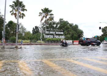 LALUAN masuk ke pekan Rantau Panjang, Kelantan mula dilimpahi air sejak malam tadi-UTUSAN/KAMARUL BISMI KAMARUZAMAN