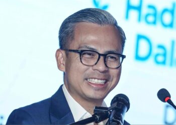 FAHMI Fadzil berucap pada sidang akhbar selepas Majlis Pelancaran OK Vision di Hotel Berjaya Times Square di sini hari ini.-UTUSAN/AMIR KHALID