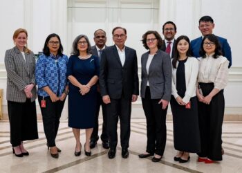 Anwar Ibrahim bergambar bersama Mary Thornton dan delegasinya yang mengadakan kunjungan hormat ke atas Perdana Menteri semalam.