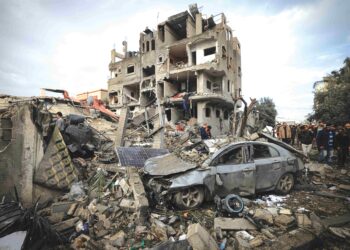 ANTARA kediaman rakyat Palestin yang musnah akibat serangan tentera Israel di Gaza pada 25 Disember lalu. – AFP