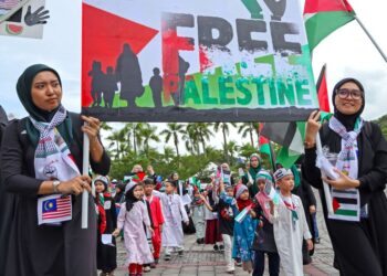 HAMPIR 400 kanak-kanak di bawah Persatuan Tadika Islam Malaysia (Pertim) berkumpul pada program Solidariti Palestin di Masjid Sultan Salahuddin Abdul Aziz, Shah Alam, Selangor, semalam. - UTUSAN/SADDAM YUSOFF