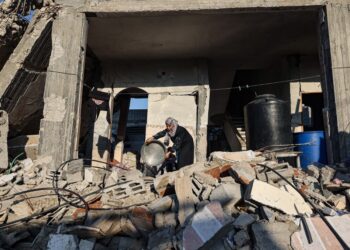 PENDUDUK Palestin kini berdepan dengan ancaman kebuluran jika perang antara pejuang Hamas dengan Israel berterusan untuk satu tempoh yang panjang. - AFP