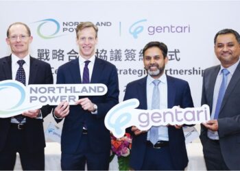 SUSHIL Purohit (dua dari kanan) pada majlis sempena pengambilalihan 49 peratus kepentingan dalam pemilikan projek angin luar pesisir Hai Long dari Northland.