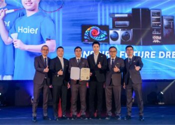 EKSEKUTIF Pemasaran Haier Malaysia, Julian Thean (tiga dari kiri) bersama duta pada Majlis menandatangani perjanjian Haier melanjutkan perkongsian dengan Juara Dunia BWF 2022 Aaron Chia dan Soh Wooi Yik sebagai duta jenamanya di The One World Hotel.-UTUSAN/M. FIRDAUS M JOHARI