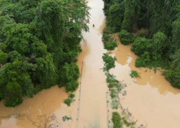 KEADAAN laluan Jerantut - Kuala Tahan ditenggelami air Sungai Pahang berdekatan simpang Kampung Paya Garok, Jerantut, Pahang hari ini.