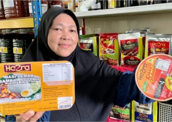 NOR Hathmina Ibrahim menunjukkan produk sedia dimakan (RTE) keluaran Hazra Jaya Food Enterprise di kilangnya di Bukit Besar, Alor Setar Kedah. -UTUSAN/JAMLIAH ABDULLAH