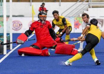 PERCUBAAN Muhammad Danish Danial (kanan) dihalang penjaga gol New Zealand, Hayden Ganley dalam aksi klasifikasi tempat ke-11/12 Piala Dunia Hoki Remaja Lelaki 2023 di Stadium Hoki Nasional Bukit Jalil, semalam. Malaysia yang seri 2-2 dengan New Zealand akhirnya tewas 4-3 dalam penentuan penalti shoot-out. – UTUSAN/MUHAMAD IQBAL ROSLI