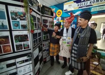 MOHD. Khairi Ibrahim (kanan) melawat tapak pameran selepas merasmikan program Showcase Cipta 6.0 di Kolej Komuniti Besut, Besut, hari ini. - UTUSAN/WAN ZURATIKAH IFFAH WAN ZULKIFLI