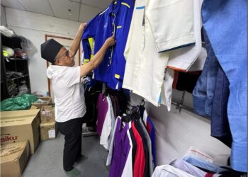 ANTARA koleksi baju korporat yang ditawarkan di Suhail Solution Sdn Bhd dan sering mendapat permintaan daripada pelanggan mereka. -UTUSAN/ASYRAF MUHAMMAD