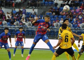 PENYERANG JDT, Bergson Da Silva menanduk bola untuk jaringan kedua  pada perlawanan Liga Super menentang Penang FC di Stadium Sultan Ibrahim Iskandar Puteri, Johor, hari ini. - UTUSAN/RAJA JAAFAR ALI