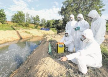 PEGAWAI Jabatan Alam Sekitar (JAS) dan Unit Bahan Berbahaya (Hazmat) melakukan pemeriksaan kualiti udara menggunakan alat pengesan gas di Sungai Kim Kim yang tercemar akibat pencemaran sisa kimia di Pasir Gudang, Johor pada awal 2019.