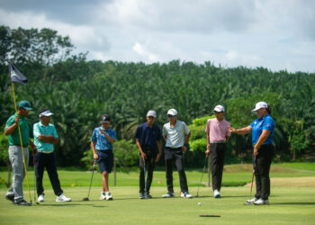 NG Jing Xuen memperkatakan sesuatu kepada para peserta yang menyertai Junior Golf Summer Camp 2023 di Kelab Golf Jasin Heritage, Melaka. - UTUSAN/AMRAN MULUP