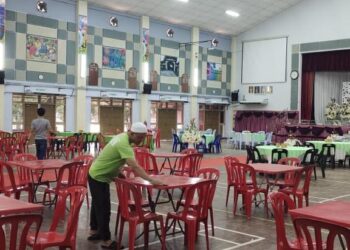KELUARGA pengantin membuat persiapan sendiri bagi
menguruskan kenduri kahwin selepas pihak katering yang ditempah
menghilang serta gagal dihubungi.