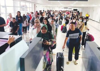 PENGEMBARA beratur panjang untuk menyelesaikan urusan dokumentasi di kaunter Imigresen Kompleks ICQS Bukit Kayu Hitam sebelum berkunjung ke Thailand di Kubang Pasu.
