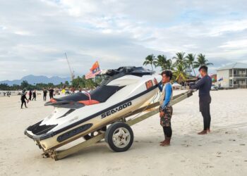 PENGUNJUNG bersantai di Pantai Chenang, Langkawi, Kedah. - UTUSAN/AMALINA AZMAN