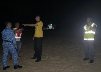 SHARIMAN Ashari (dua dari kanan) semasa operasi mencari mangsa hilang dipercayai lemas di Pantai Tanjung Rhu, Langkawi, malam tadi.