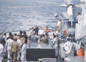 MOHAMAD Hasan menyaksikan penembakan misil Exocet MM40 yang dilancarkan dari KD Lekiu sempena Eksesais Taming Sari 22/2023 di perairan Utara Selat Melaka berhampiran Langkawi, Kedah, semalam. - UTUSAN/SHAHIR NOORDIN