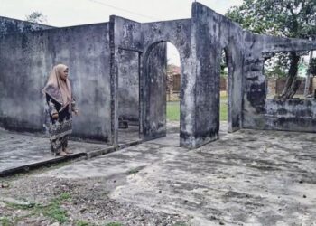 SHARIPAH Othman menunjukkan keadaan rumah keluarganya yang rosak akibat tsunami kira-kira 19 tahun lalu ketika ditemui di Kuala Muda, Sungai Petani. - UTUSAN/OTHMAN YAHAYA