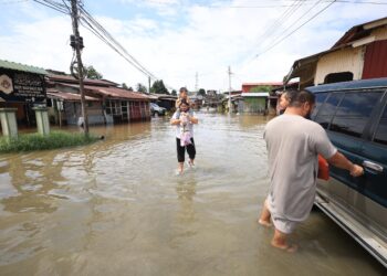 KAWASAN Rantau Panjang Kelantan masih ditenggelami banjir semalam-UTUSAN/KAMARUL BISMI KAMARUZAMAN.