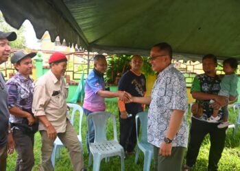 AHMAD Samsuri Mokhtar menyantuni petugas di Unit Daerah Mengundi Kuala Kerteh, Kemaman, hari ini. - UTUSAN/PUQTRA HAIRRY ROSLI