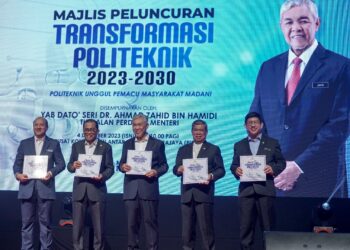 AHMAD Zahid Hamidi bersama Mohamed Khaled Nordin melancarkan buku Hala Tuju Transformasi Politeknik 2023-2030 di Putrajaya, semalam. - UTUSAN/FAISOL MUSTAFA