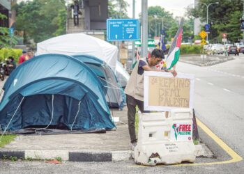 ANTARA lapan khemah yang didirikan Sekretariat Solidariti Palestin berhampiran Kedutaan Amerika Syarikat di Kuala Lumpur bagi menuntut gencatan senjata di Gaza. – UTUSAN/FARIZ RUSADIO