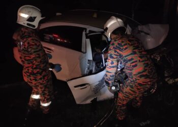 ANGGOTA bomba mengeluarkan mangsa yang tersepit dalam kemalangan maut di Jalan Kimanis-Keningau di Papar, Sabah, hari ini.