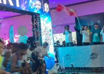 WAN Kamarul Faisal Wan Kamardin mengibarkan bendera Kedah semasa pelepasan peserta acara LIHM di MIEC, Padang Matsirat di Langkawi, hari ini.