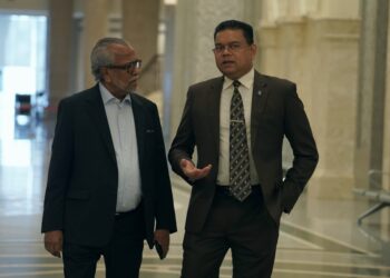 LOKMAN Noor Adam berbual dengan Muhammad Shafee Abdullah selepas rayuannya ditangguhkan oleh Mahkamah Persekutuan Putrajaya. UTUSAN/FAISOL MUSTAFA