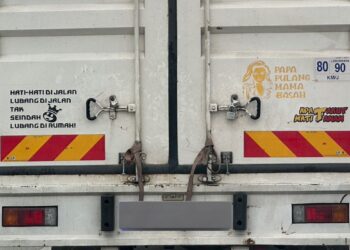SEBUAH lori ditampal dengan pelekat beunsur lucah.