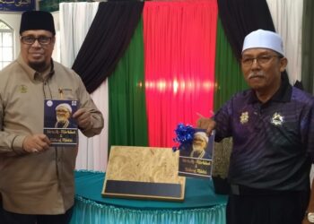 OSMAN Rani Yang Ramli (kanan) dan Pengarah JAIPk, Harith Fadzilah Abdul Halim bergambar bersama buku berjudul Idris Al-Marbawi & Bahrul Madzi yang dilancarkan di Padang Rengas, Perak. - UTUSAN
