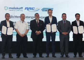 HASBI Habibollah (tiga dari kiri) bersama Naib Pengerusi Eksekutif Malakoff, Tan Sri Che Khalib Mohamad Noh (dua dari kiri) pada majlis memetrai perjanjian pemasangan solar panel antara KTMB, RAC dan Malakoff di Putrajaya. - UTUSAN/MOHD HUSNI MOHD NOOR