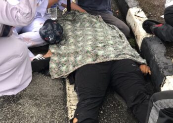 KEADAAN pelajar yang dilanggar sebuah kereta dalam kejadian berhampiran Sekolah Menengah Kebangsaan (SMK) Jati di Meru, Ipoh, Perak. - UTUSAN