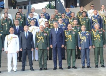 MOHAMAD Hasan bergambar kenangan bersama barisan pimpinan ATM sempena Majlis Graduasi MKN, MPAT dan MTAT 2023 di PUSPAHANAS, Putrajaya.