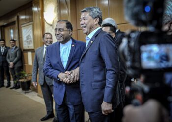 MOHAMAD Hasan bersalaman dengan bekas Menteri Luar, Datuk Seri Dr. Zambry Abdul Kadir selepas menerima nota terima tugas di Kementerian Luar Negeri Putrajaya. - UTUSAN/FAIZ ALIF ZUBIR