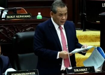 AMINUDDIN Harun sewaktu menjawab soalan pertanyaan lisan pada hari kedua, Persidangan Ketiga (Belanjawan) Penggal Pertama, DUN, Negeri Sembilan Yang Ke-15 di Seremban hari ini.