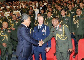 MOHAMAD Hasan bersalaman dengan seorang pegawai tentera luar negara ketika hadir pada Majlis Graduasi  Maktab Ketahanan Nasional, Maktab Pertahanan Angkatan Tentera dan Maktab Turus Angkatan Tentera di Pusat Pengajian Pertahanan Nasional (Puspahanas), Putrajaya, semalam.