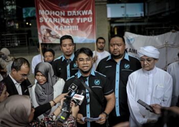 HISHAMUDDIN Hashim bercakap kepada pemberita mengenai kes penipuan pakej umrah di hadapan KPDN, Putrajaya. - UTUSAN/FAIZ ALIF ZUBIR