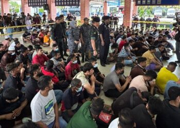 SEBAHAGIAN daripada seramai 1,101 warga asing yang diberkas dalam operasi di Jalan Silang, Kuala Lumpur hari ini.