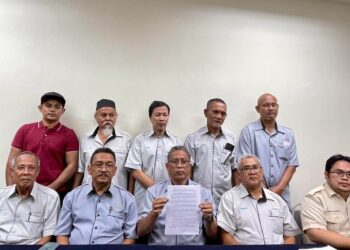 MOHAMAD Termizi Yop (duduk, tengah) di samping ahli jawatankuasa PPBMM dalam sidang akhbar di Alor Setar, Kedah.