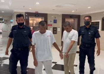DUA warga Myanmar yang mengaku salah merogol seorang wanita OKU dibawa keluar dari Mahkamah Sesyen Kuala Terengganu, hari ini. - UTUSAN/PUQTRA HAIRRY ROSLI