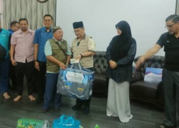 MOHD Na'im Mokhtar (tengah) menyampaikan bantuan banjir di Masjid Tengku Abdullah, Jerantut, Pahang. - UTUSAN/ SALEHUDIN MAT RASAD