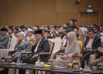 TENGKU Permaisuri Norashikin dan Mohd. Na'im Mokhtar mendengar diskusi pada World #Quran Convention di Pusat Konvensyen Movenpick KLIA. - UTUSAN/FAIZ ALIF ZUBIR