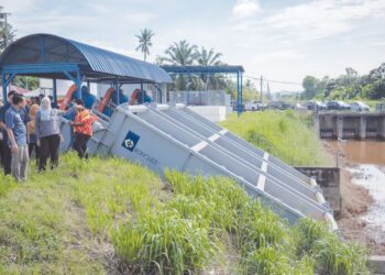 NIK Nazmi Nik Ahmad menafikan 33 projek rancangan tebatan banjir (RTB) ditetapkan Kementerian Kewangan berjumlah RM16.6 bilion, sebaliknya siling peruntukan yang diputuskan adalah RM11.8 bilion.